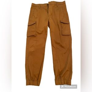 Like New - Khaki - Levi’s Cargo Joggers - Sz 36x32